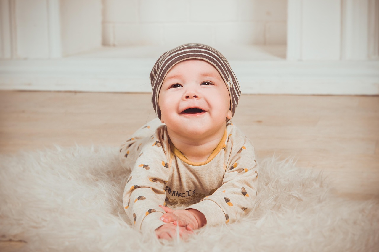 Un petit garçon italien souriant