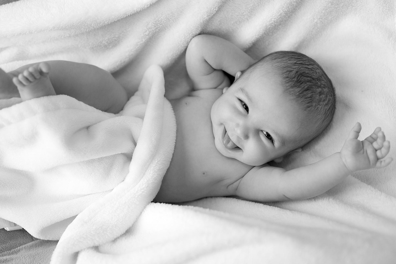 Une petite fille en photo noir et blanc