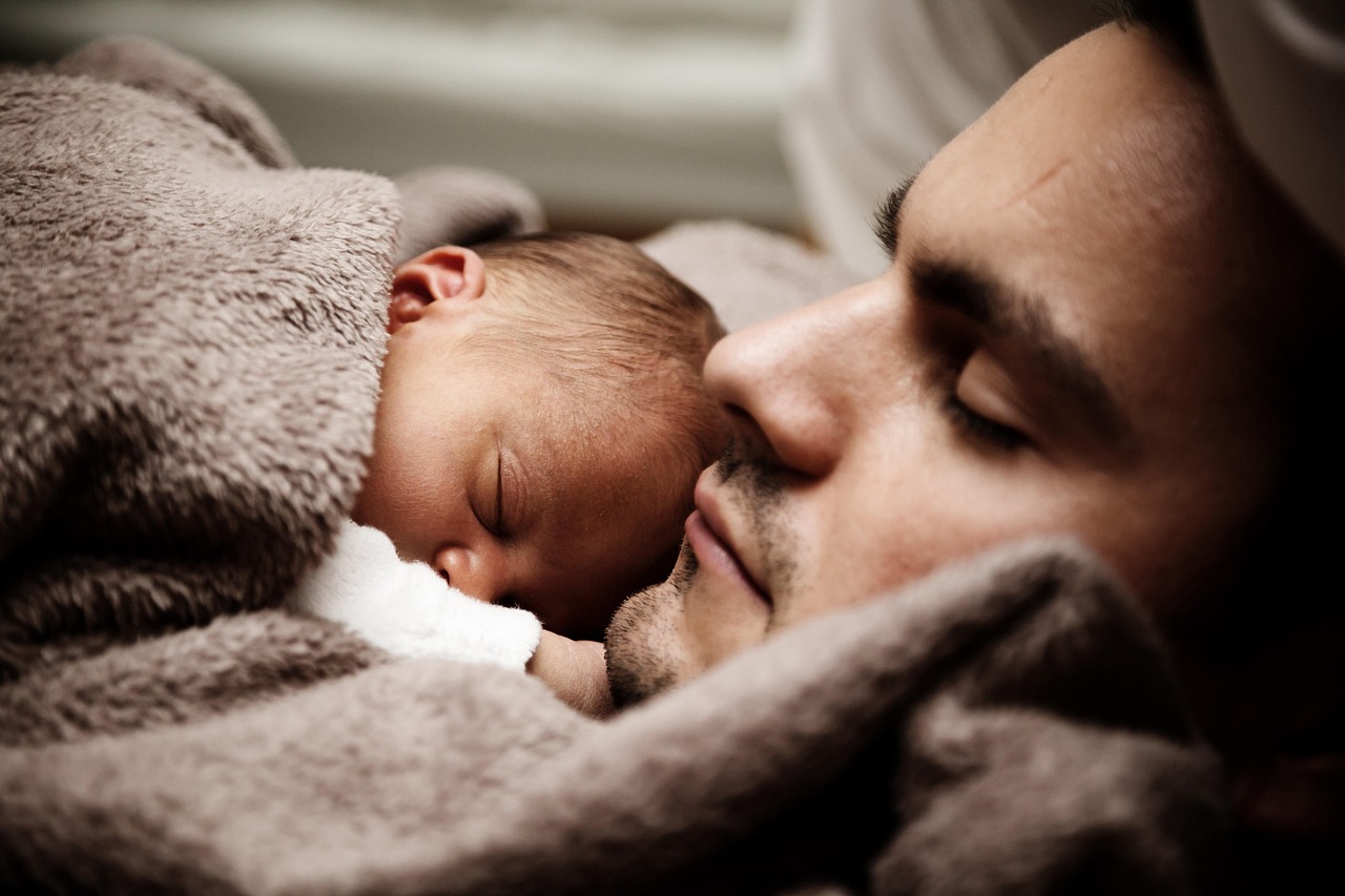 Un petit garçon avec son père